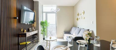 Svit - utsikt mot staden | Vardagsrum | Smart-tv