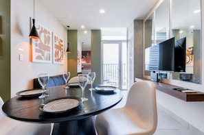 Business Suite, City View | Dining room - Arena Calzada (Monterrey)