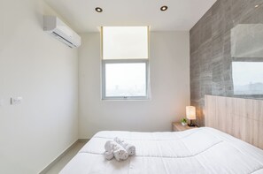 Suite, City View | Laptop workspace, blackout curtains, iron/ironing board, free WiFi - Arena Calzada (Monterrey)