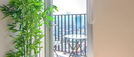 Suite, City View | Living area