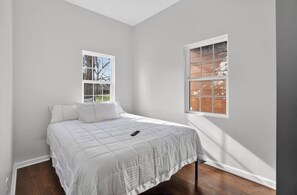 2 bedrooms, iron/ironing board, WiFi, bed sheets - Cozy 2-bedroom house in tranquil Birmingham with WiFi (Birmingham)