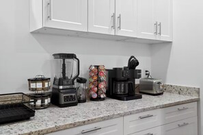 Private kitchen - Cozy 2-bedroom house in tranquil Birmingham with WiFi (Birmingham)