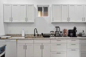 Private kitchen - Cozy 2-bedroom house in tranquil Birmingham with WiFi (Birmingham)