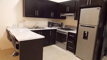 Cookware/dishes/utensils