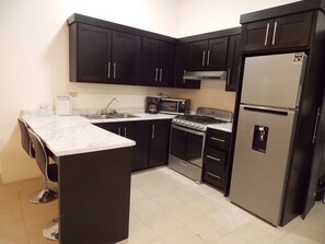 Batterie de cuisine, vaisselle et ustensiles