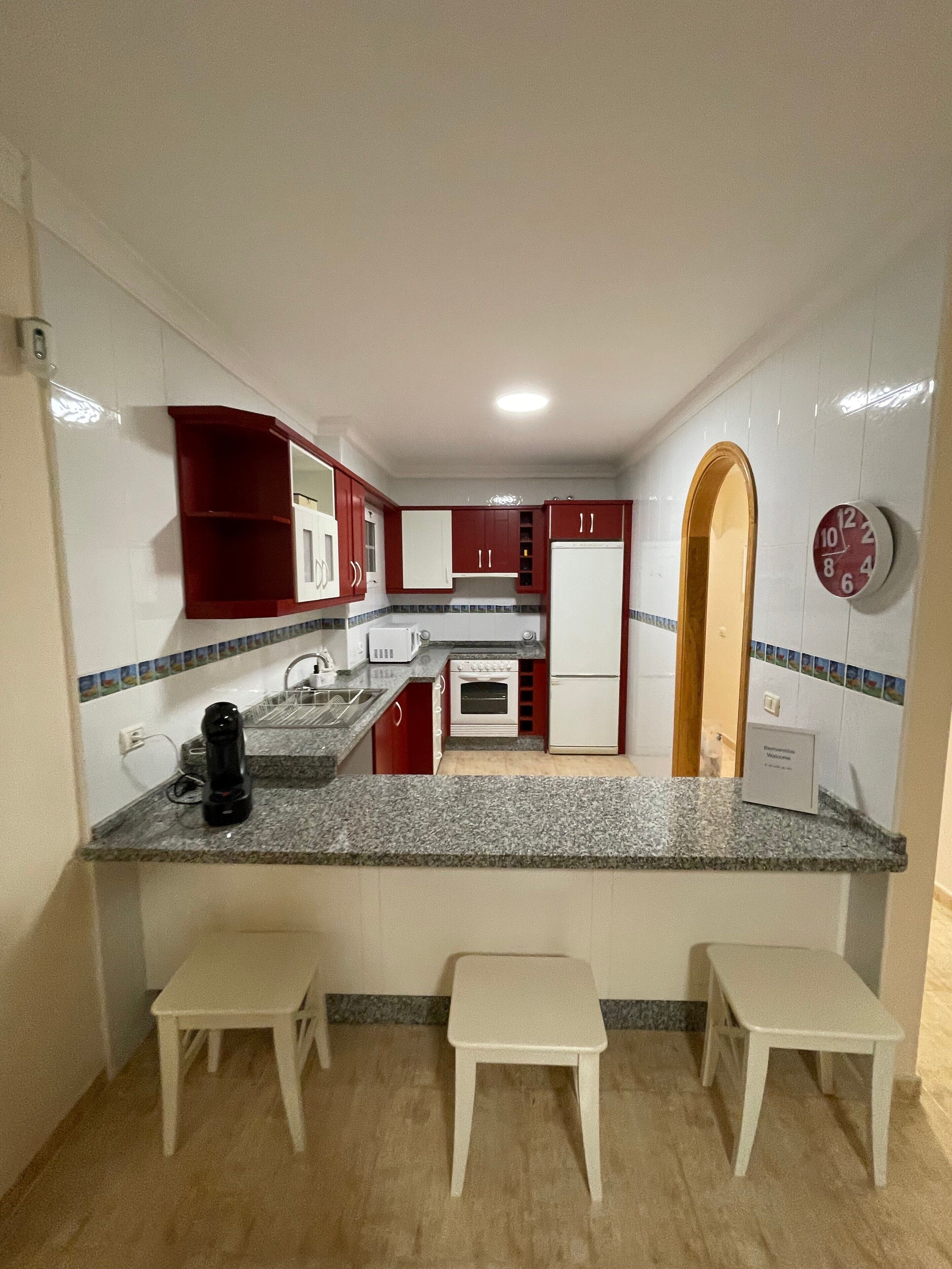 Frigorifero, microonde, forno, piano cottura