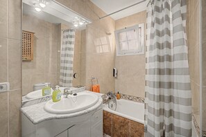 Ducha, secador de pelo y toallas
