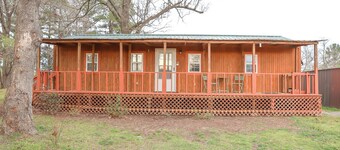 Cozy 1-bedroom Farm Stay in Tahlequah OK with photo opportunities available