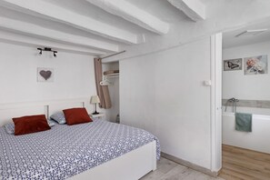 1 chambre, fer et planche à repasser, Wi-Fi, draps fournis