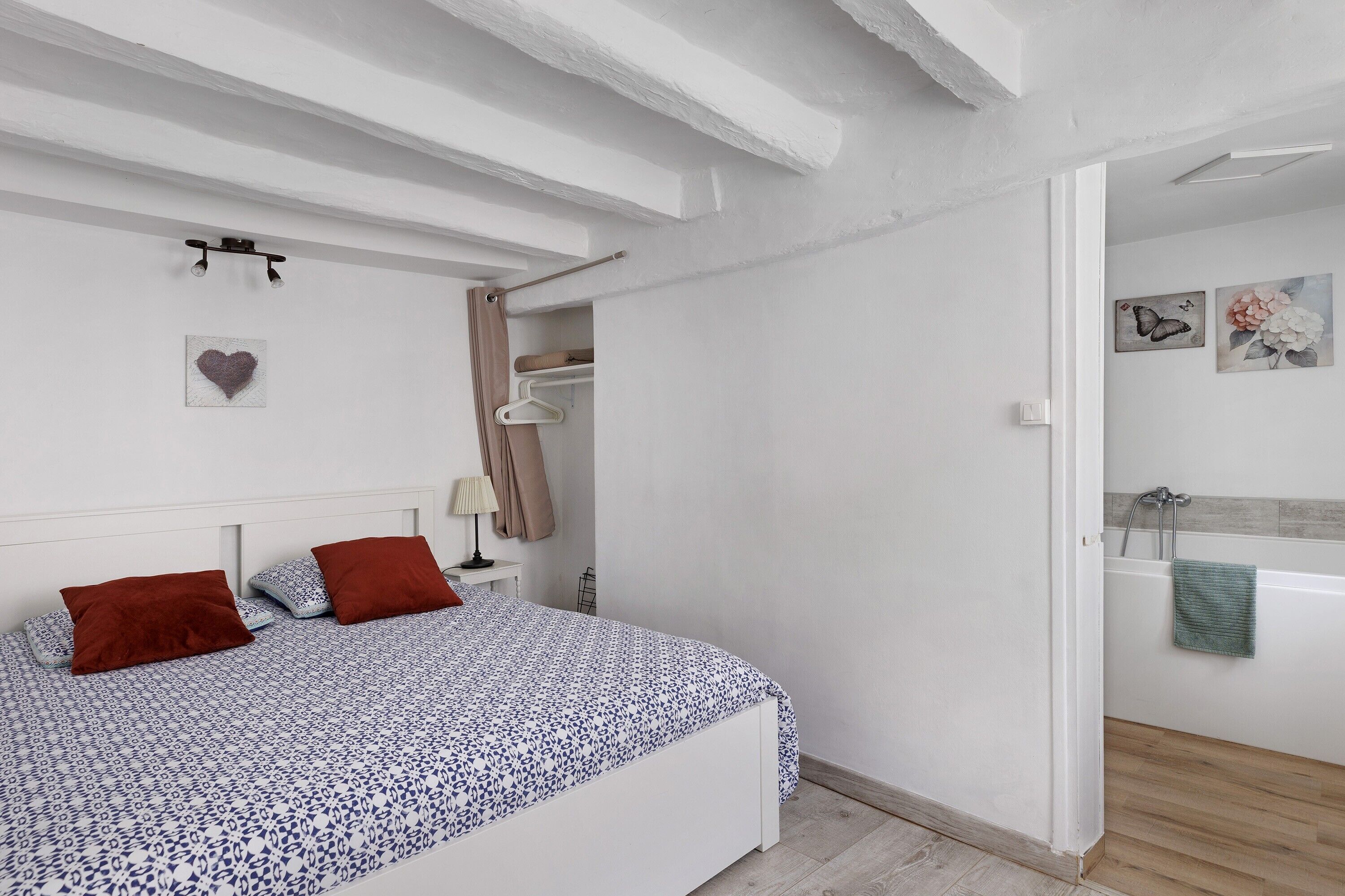 1 slaapkamer, een strijkplank/strijkijzer, wifi, beddengoed