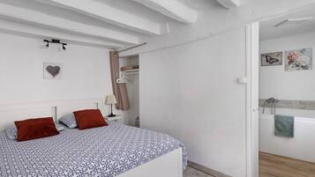 1 slaapkamer, een strijkplank/strijkijzer, wifi, beddengoed