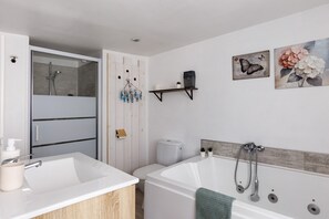 Douche, sèche-cheveux, serviettes fournies