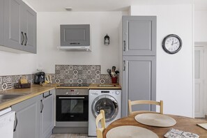 Frigorífico, microondas, horno y placa de cocina