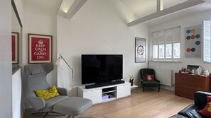 Smart TV, DVD player - New! Elegant Top floor flat in Bloomsbury, minutes from the British Museum. (London)