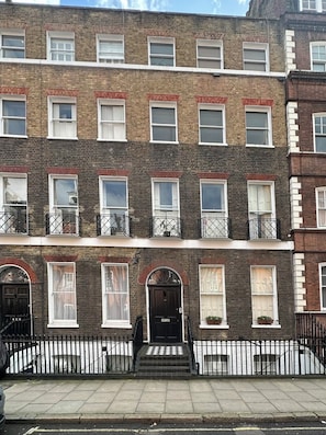 Exterior - New! Elegant Top floor flat in Bloomsbury, minutes from the British Museum. (London)