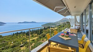 A balcony with a table, chairs, and a view of the sea and mountains. - Hedera Estate, Villa Hedera XXII (Zaton Mali)