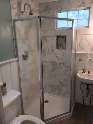 Dusche, Haartrockner, Handtücher, Toilettenpapier