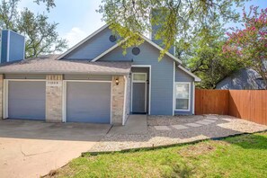 Exterior - Fantastic 3-bedroom townhome with AC in vibrant Austin (Austin)