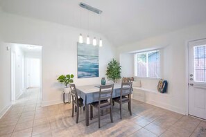 Dining - Fantastic 3-bedroom townhome with AC in vibrant Austin (Austin)