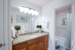 Hair dryer, towels, soap, toilet paper - Fantastic 3-bedroom townhome with AC in vibrant Austin (Austin)