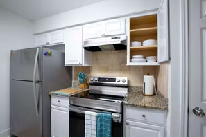 Private kitchen - Fantastic 3-bedroom townhome with AC in vibrant Austin (Austin)