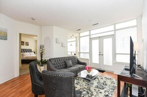 Living area - PlanURstay - Amazing 2BR & 2BTH - Near Square One Mall-125 (Mississauga)
