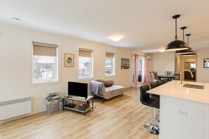 TV, DVD player - Modern Condo at The Churchill (Hunter River)