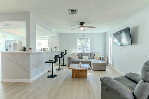 Paradise by the Gulf - Unit A - 460 steps to the beach - private swim spa home.