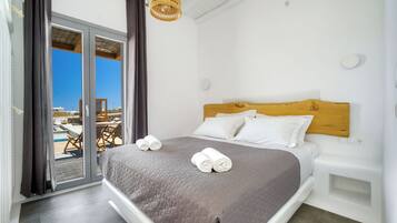 Deluxe Apartment, Patio, Pool View | Iron/ironing board, free WiFi