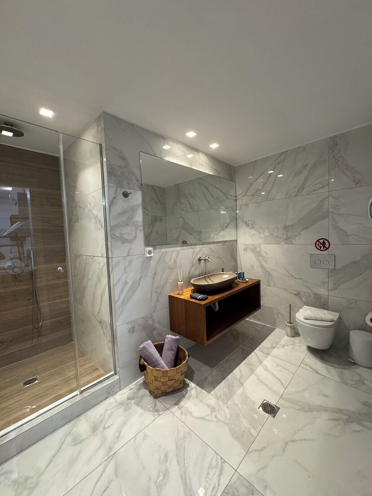 Apartamento Premium, vistas a la piscina | Baño | Artículos de higiene personal de diseño, secador de pelo, jabón y champú