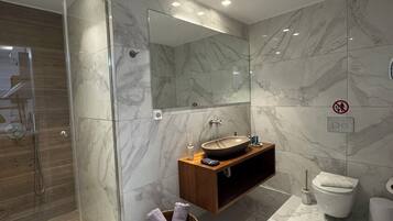Apartamento Premium, vistas a la piscina | Baño | Artículos de higiene personal de diseño, secador de pelo, jabón y champú