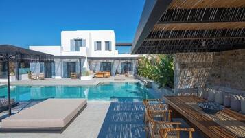 Una piscina al aire libre de temporada