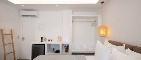 Chambre supérieure, vue sur la piscine | Fer et planche à repasser, accÚs au Wi-Fi (inclus)