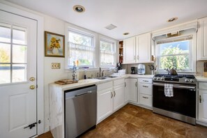 House | 2 bedrooms, Internet - Charming Whimsical Historic River Home (Titusville)