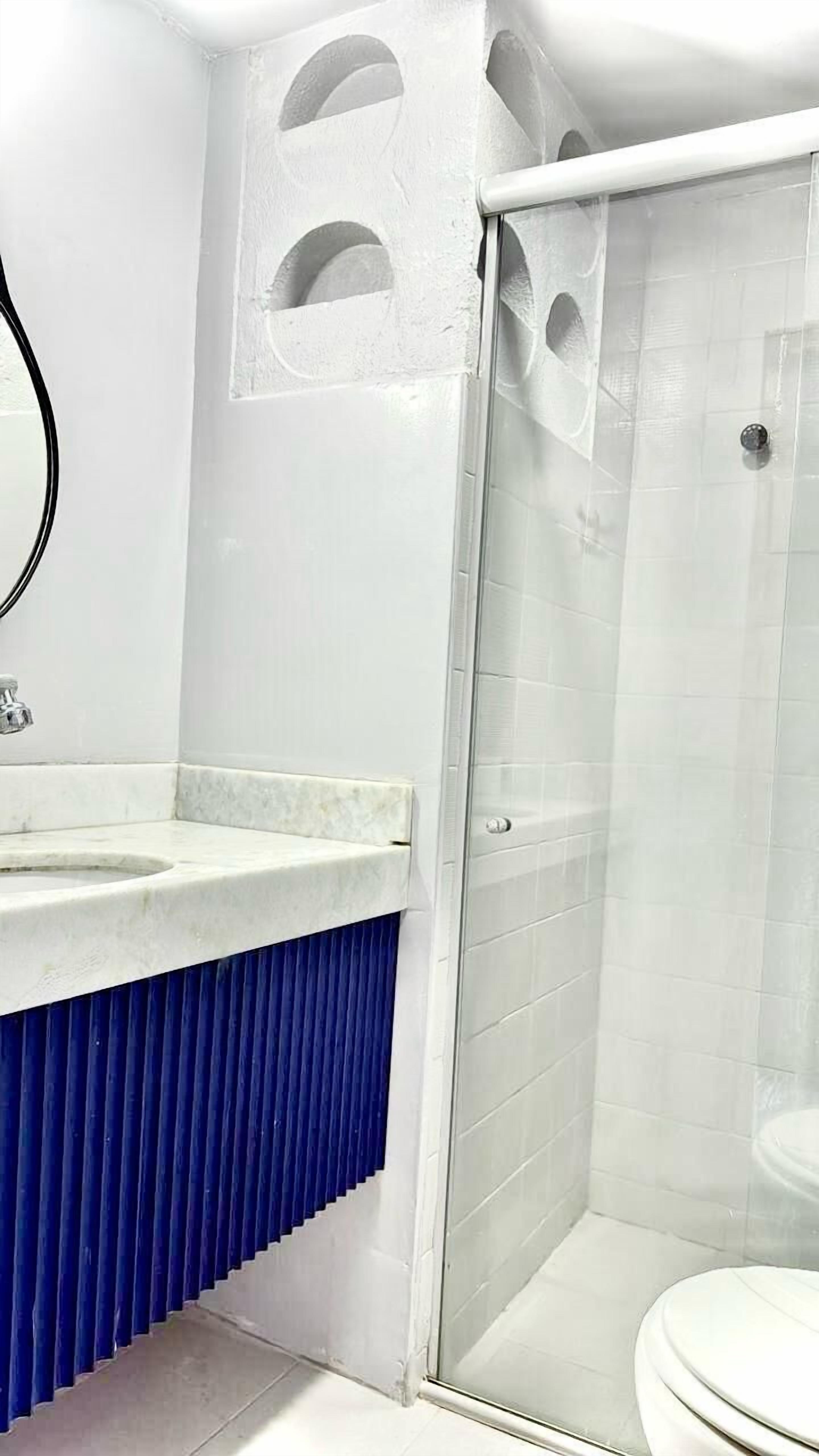 Kahden hengen economy-huone, rantanäköala | Kylpyhuone | Pyyhkeet, saippua, vessapaperi