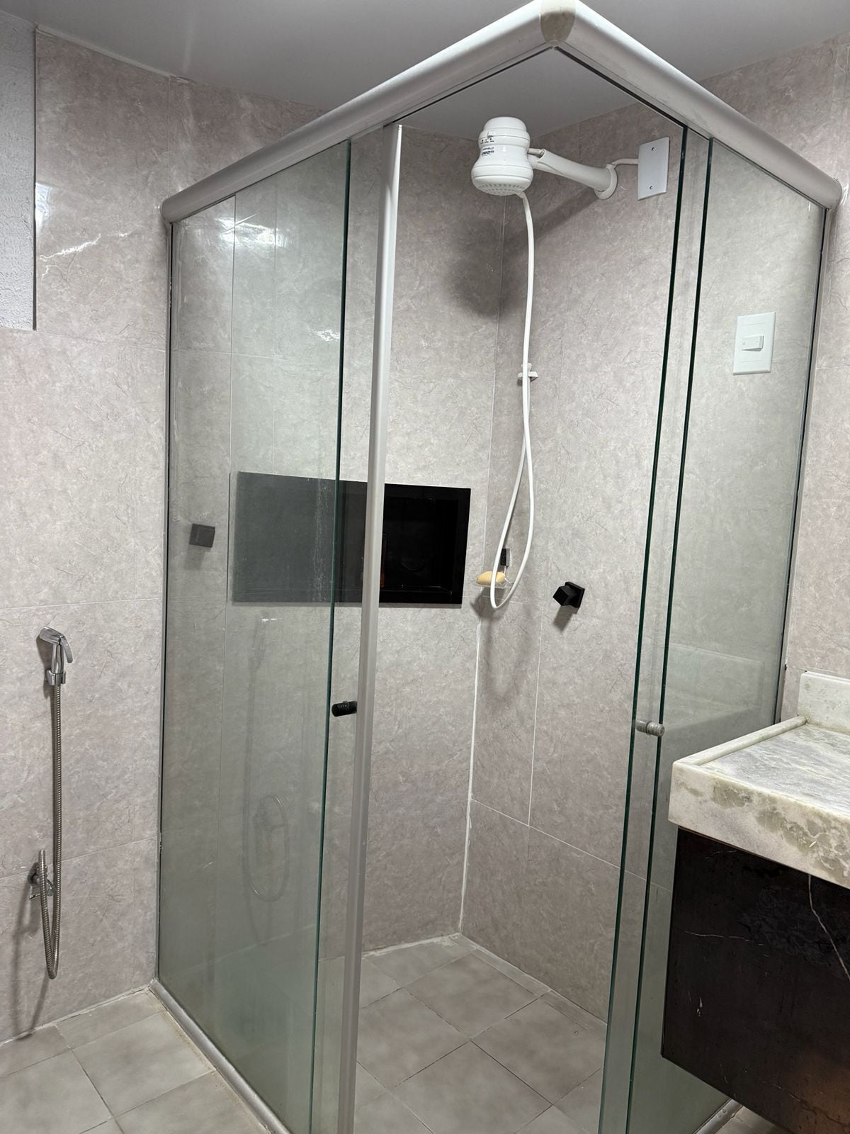 Economy-Doppelzimmer, Strandblick | Badezimmer | Handtücher, Seife, Toilettenpapier