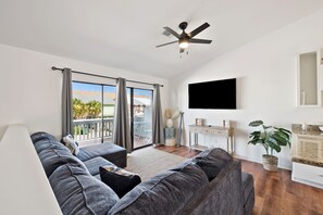 Living area - 5 minn walk to the beach- Ocean view balcony (Destin)