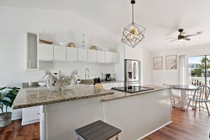 Private kitchen - 5 minn walk to the beach- Ocean view balcony (Destin)