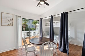 3 bedrooms, iron/ironing board, WiFi, bed sheets - 5 minn walk to the beach- Ocean view balcony (Destin)