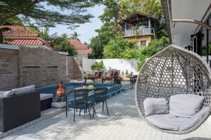 Outdoor dining - Luxure Villa Rooms 4 – Pool & Shared Kitchen (Sala Dan)