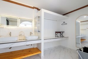 Towels, soap, toilet paper - Luxure Villa Rooms 4 – Pool & Shared Kitchen (Sala Dan)