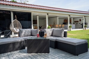Outdoor dining - Luxure Villa Rooms 4 – Pool & Shared Kitchen (Sala Dan)