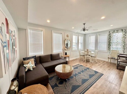 7 mins walk to Boardwalk & Beach! AC & Beach Tags!