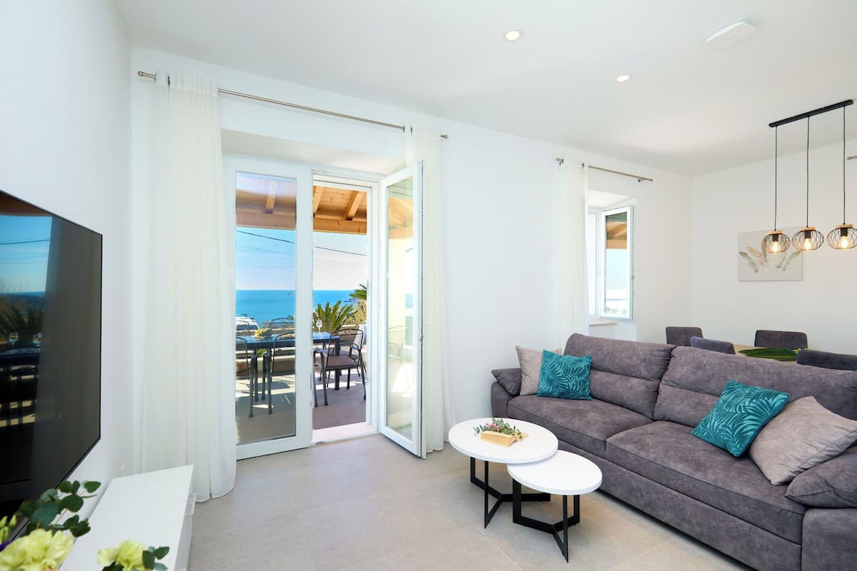 Villa (4 Bedrooms) | Living area