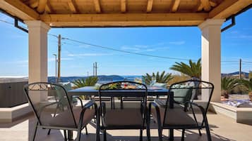 Villa (4 Bedrooms) | Balkon