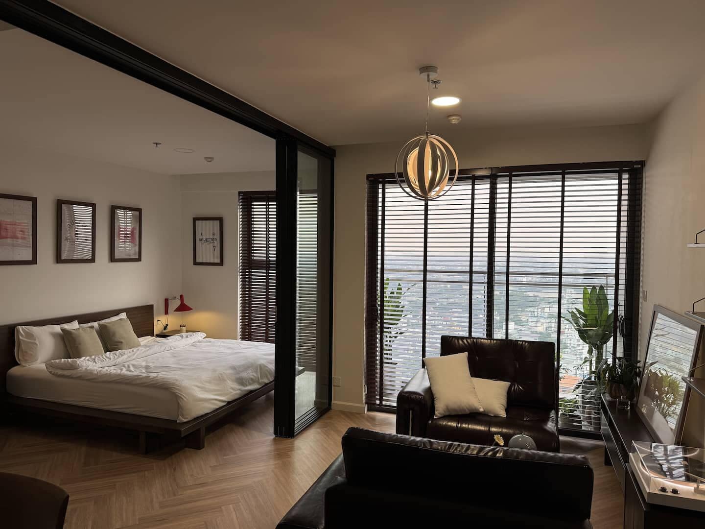 Schreibtisch, laptopgeeigneter Arbeitsplatz, Verdunkelungsvorhänge