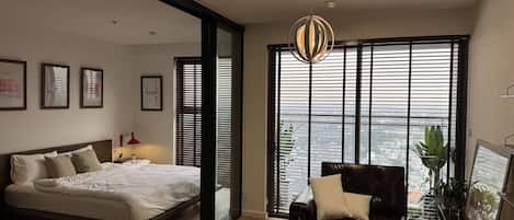 Bureau, espace de travail pour ordinateur portable, rideaux occultants