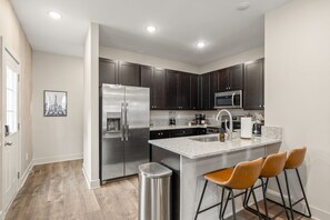 Fridge, microwave, oven, stovetop - The Still - Wellness Retreat Near Downtown (Indianapolis)