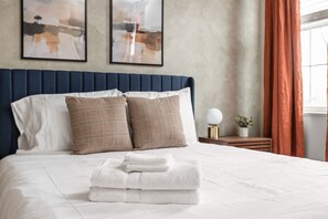 6 bedrooms, desk, iron/ironing board, WiFi - The Still & The Flow - Indy 6B/6B Wellness Retreat (Indianapolis)