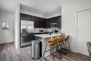 Fridge, microwave, oven, stovetop - The Still & The Flow - Indy 6B/6B Wellness Retreat (Indianapolis)